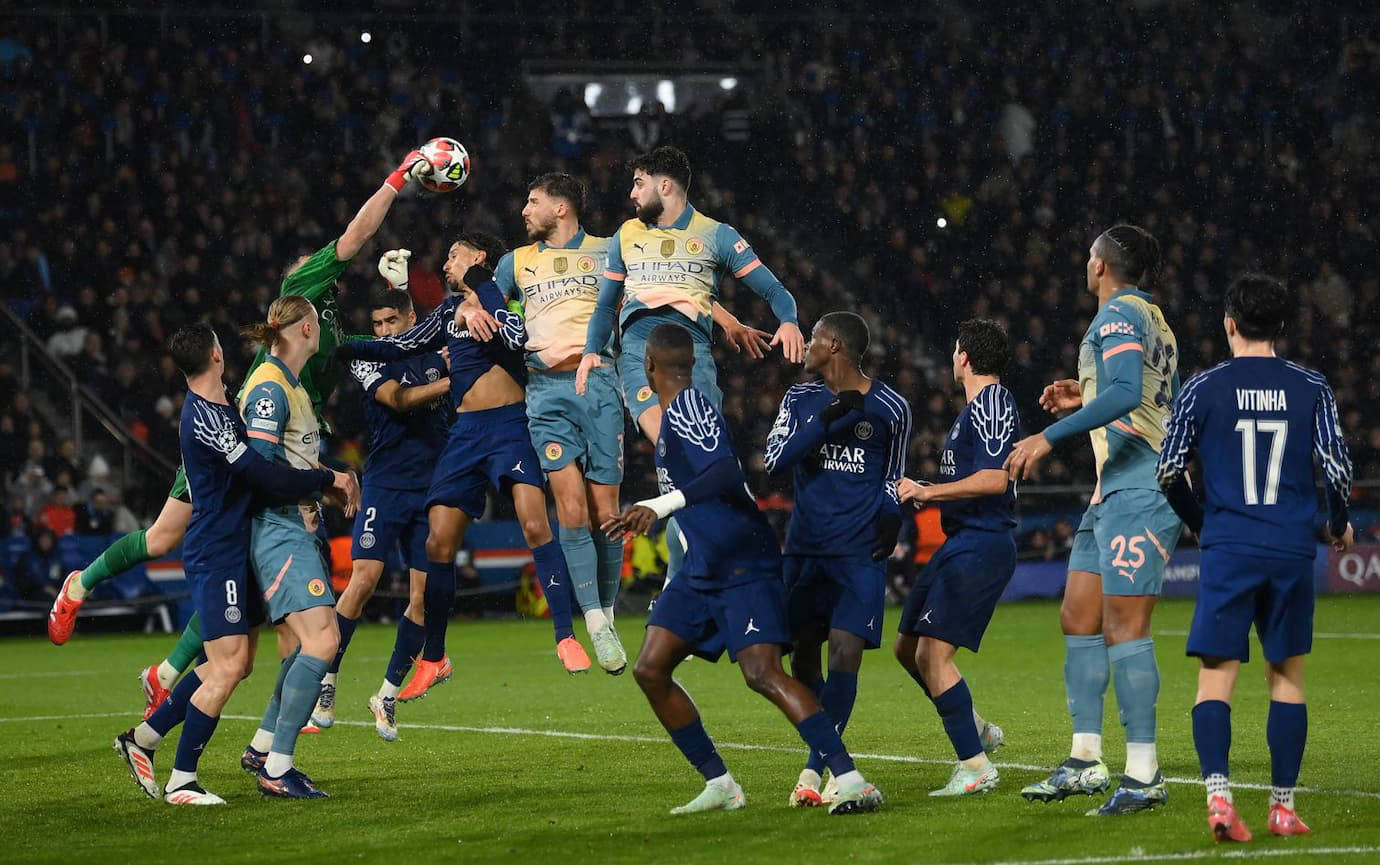 包含赛地聚焦：欧冠今夜热度飙升，巴黎圣日耳曼扳平良机，球迷炸锅，赛程密集仍需轮换的词条