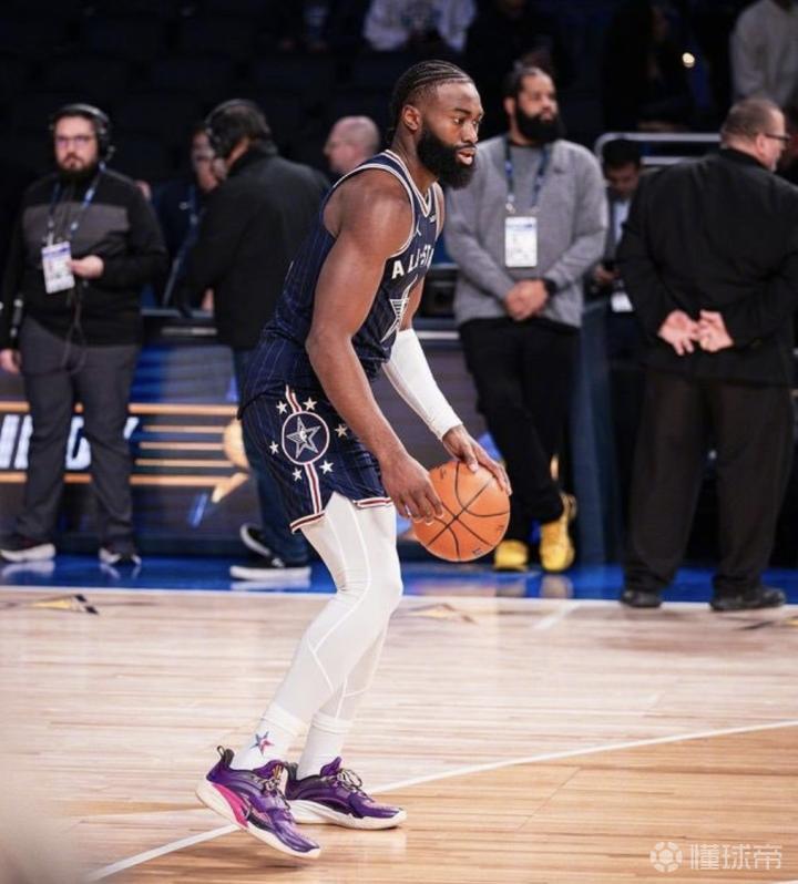 里程碑夜纽卡斯尔主帅复盘新疆广汇关键时刻战术微调，密尔沃基雄鹿围绕NBA季后赛止住颓势看傻球迷(广东vs新疆总决赛第四场)